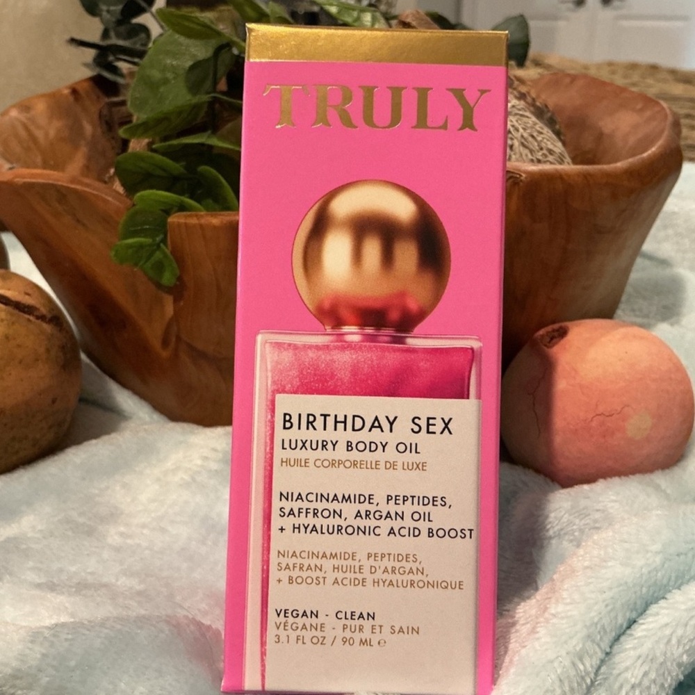 TRULY Birthday Sex Luxury Body Oil - Picture 2 of 5